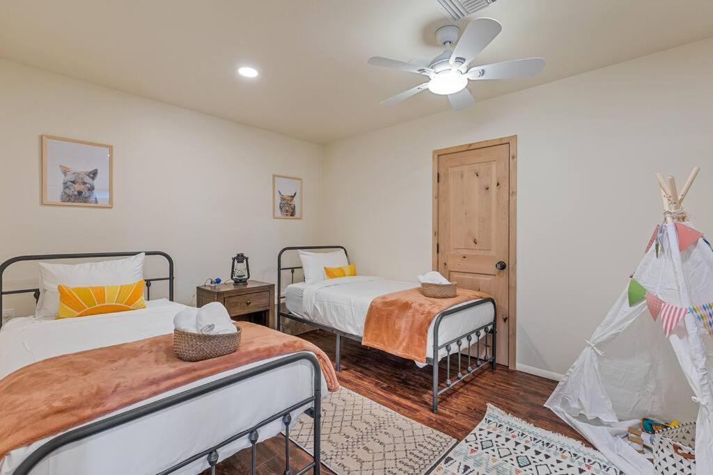 Close To Fresh Creek! Sleeps 12 ~ Amazing Views W/Serene Open Space ~ Hot Tub + Game Room ~ Trails Outside Sedona Ngoại thất bức ảnh