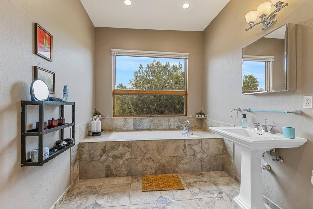 Close To Fresh Creek! Sleeps 12 ~ Amazing Views W/Serene Open Space ~ Hot Tub + Game Room ~ Trails Outside Sedona Ngoại thất bức ảnh