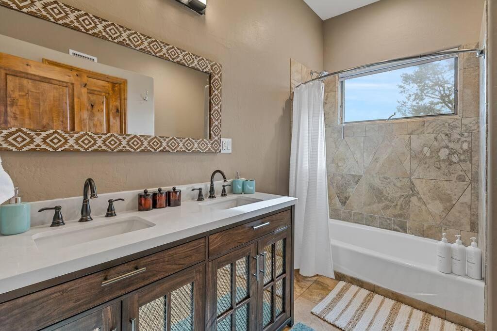 Close To Fresh Creek! Sleeps 12 ~ Amazing Views W/Serene Open Space ~ Hot Tub + Game Room ~ Trails Outside Sedona Ngoại thất bức ảnh